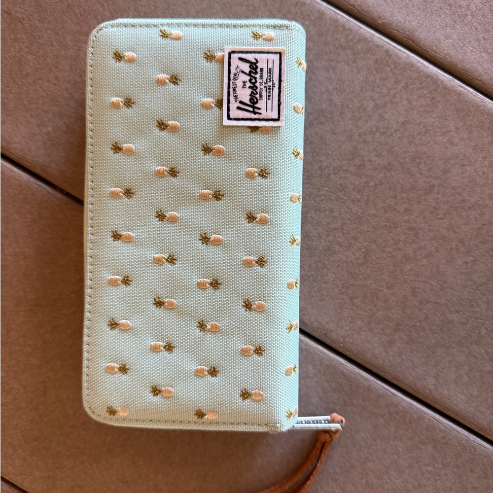 NWOT Herschel SUPPLY COMPANY Pineapple Print Thomas Wallet